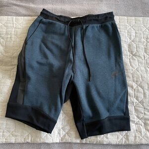Nike Tech Fleece Shorts Deep Jungle Black Size Small